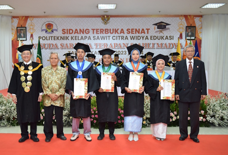 Lulusan-Politeknik-CWE-di-Wisuda-2024-Terbukti-Terserap-Perusahaan-CWE