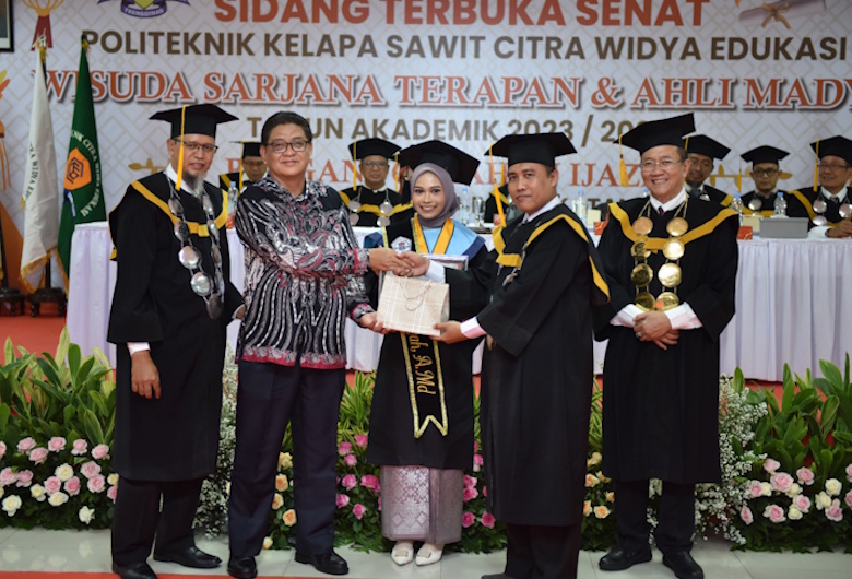 Lulusan Politeknik CWE di Wisuda 2024 Terbukti Terserap Perusahaan