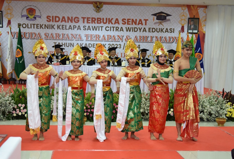 Lulusan Politeknik CWE di Wisuda 2024 Terbukti Terserap Perusahaan